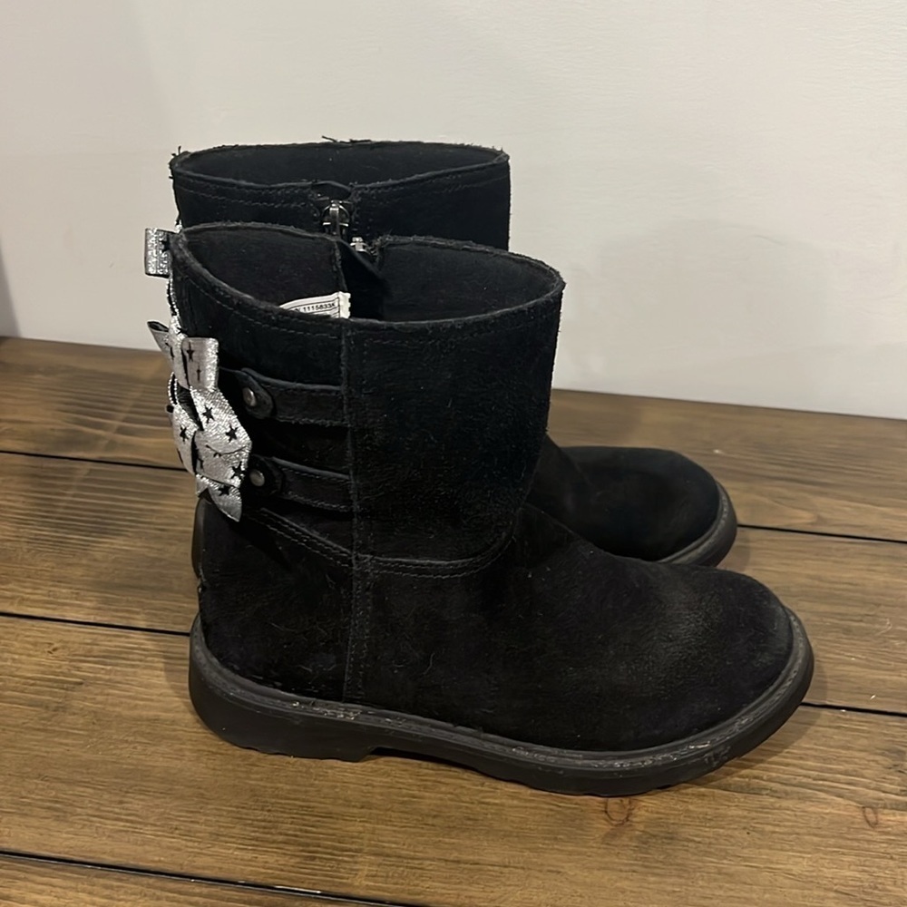 Ugg black girls Tilee boot with silver bows size 3 - Picture 2 of 9